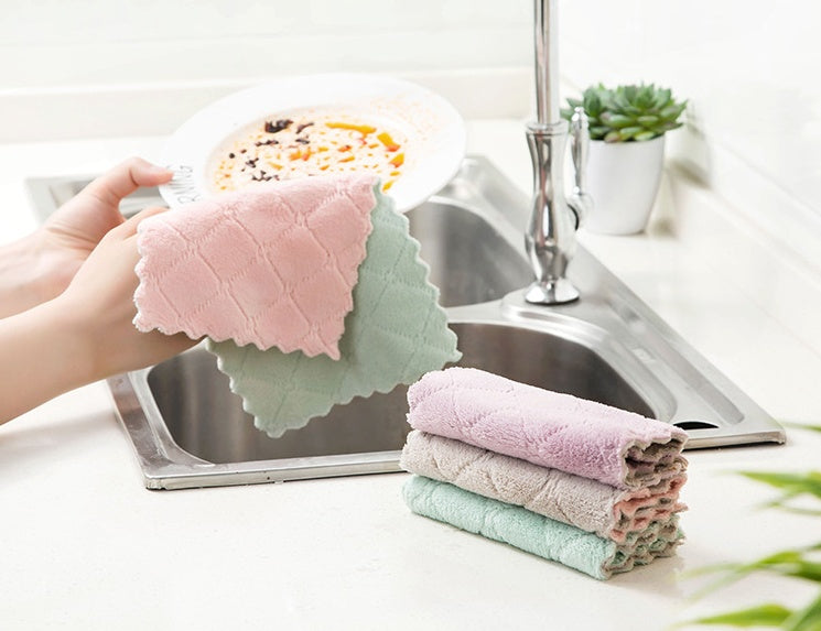 Ultra-absorbent dishcloth showcasing specialized fabric technology for water retention and oil-free cleaning