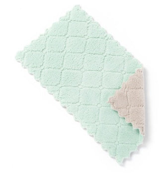 Advanced microfiber kitchen cloth displaying superior moisture-wicking and oil-resistant cleaning capabilities