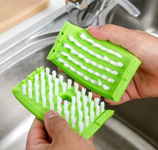 Durable alligator-themed kitchen brush showcasing sturdy bristles and water-resistant construction