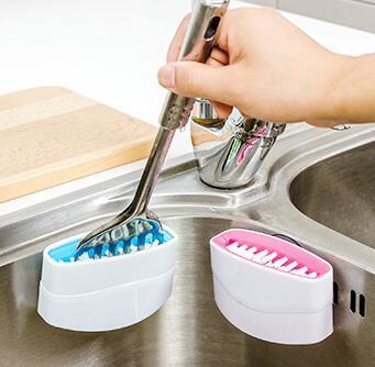 Playful alligator-shaped kitchen scrubber featuring ergonomic design with deep-cleaning bristles for tough stains