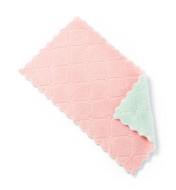 Heavy-duty kitchen cleaning towel featuring rapid absorption and oil-resistant surface for spotless results