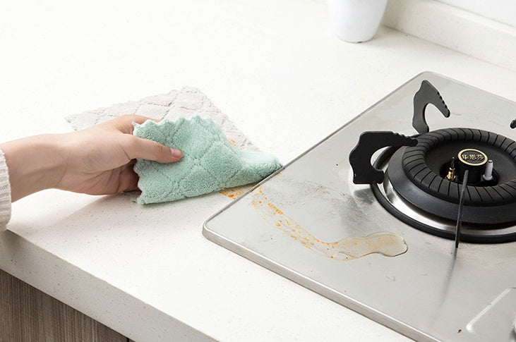 Professional-grade absorbent kitchen towel with oil-repelling surface for efficient cleaning and drying