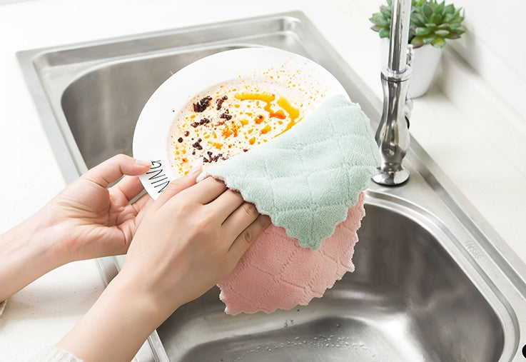 High-performance kitchen dishcloth featuring superior water absorption and oil-resistant microfiber technology